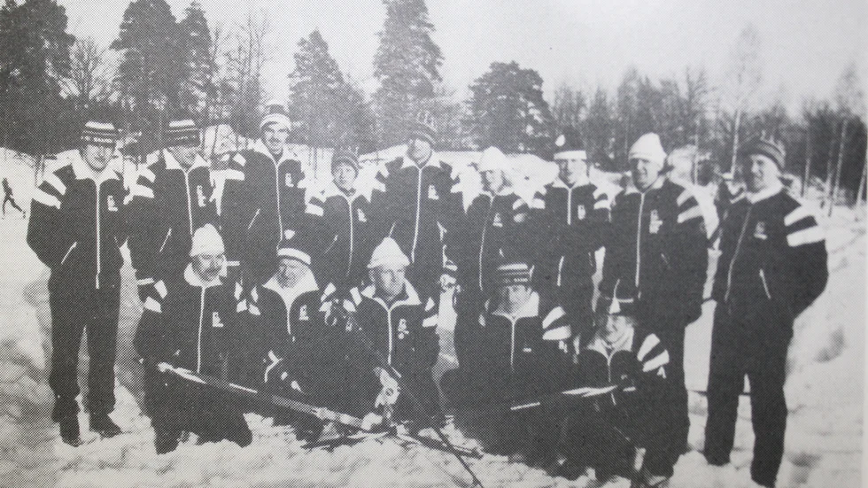 FAIK:s skidåakare och ledare i nya overaller. Stående från vänster Håkan Ljungberg, Gert Lundblad , Mikael Samuelsson, Eva Herrman, Jan Herrman, Anna Samuelsson, Thomas Lindström, Håkan Forsberg och Henry Herrman. Sittande från vänster: Lars Nilsson, Arne Samuelsson, Stig Ljungberg, Rolf Lindström och Anders Lindström.
