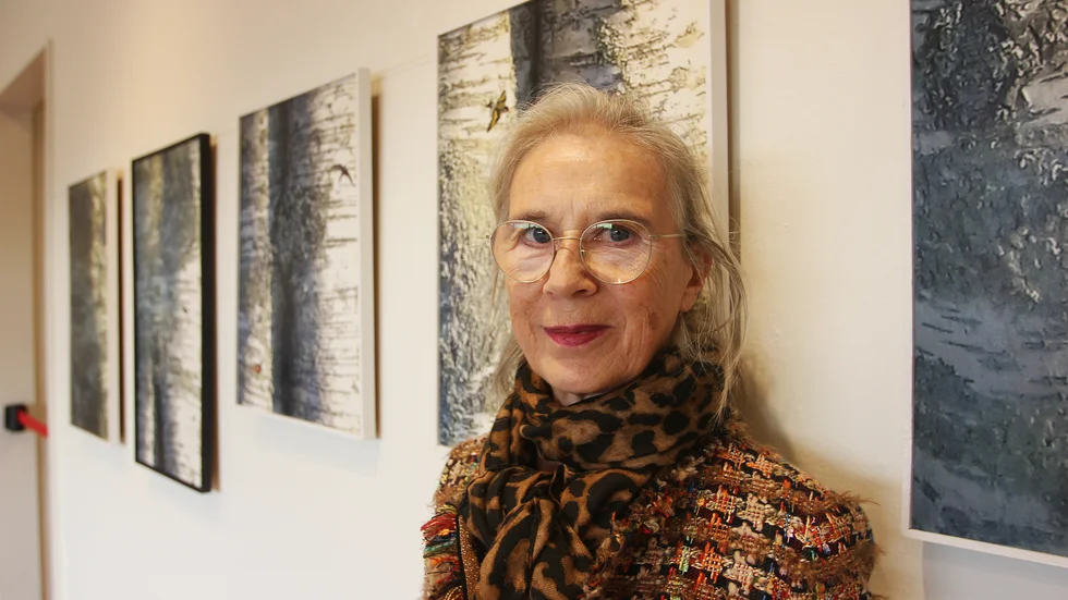 Louise Treschow låter sig ofta inspireras av naturen, det syns i hennes utställning på Flens bibliotek som pågår under oktober.
