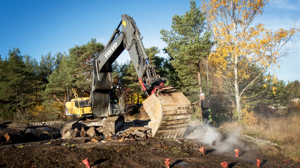 En del av fyllningsmassorna kommer att använda till bygget och resten fraktas bort.