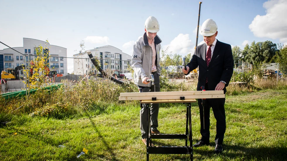 Johan Perslow, VD på Bergsundet och Urban Granström, kommunstyrelsens ordförande snickrade ikapp som invigning av bygget på norra Arnö
