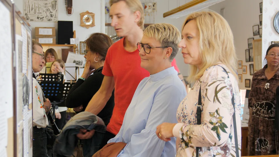 Lena Strand i mitten var rörd över jubileet och utställningen om hennes far Erik Strand som tillsammans med hustrun Rosa byggde upp Enabygdsarkivet. Sonen Alexander Pettersson i rött, väninnan Annika Berg i förgrunden.