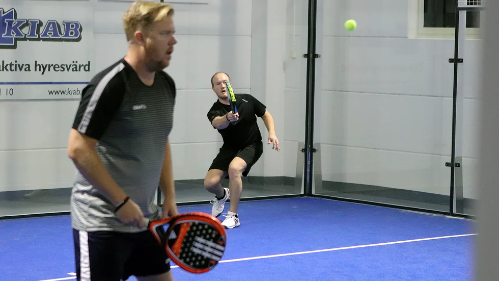 Kim Sjöholm tar emot en serve i division 1-match där han spelar med Jörgen Karlsson.
