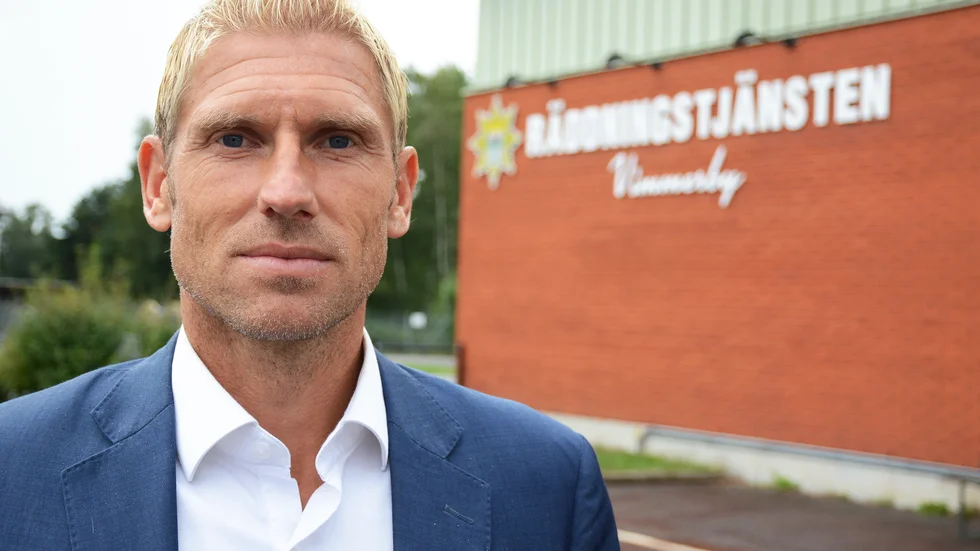 Joakim Jansson är tillförordnad räddningschef i Vimmerby och beredd att ta fortsätta som ordinarie räddningschef i två kommuner om politiken beslutar om en sån organisation.