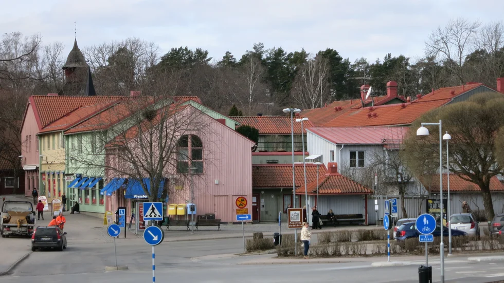 Till höger i denna bild börjar den gräsyta som sträcker sig utmed högra sidan av Uppsalavägen, mitt emot Mariakyrkan.