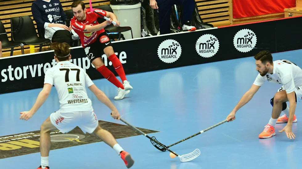 Albin Sjögren laddar för skott. Han blev poängräddare för Storvreta med sitt 5-5-mål när det var precis en minut kvar att spela mot Växjö.