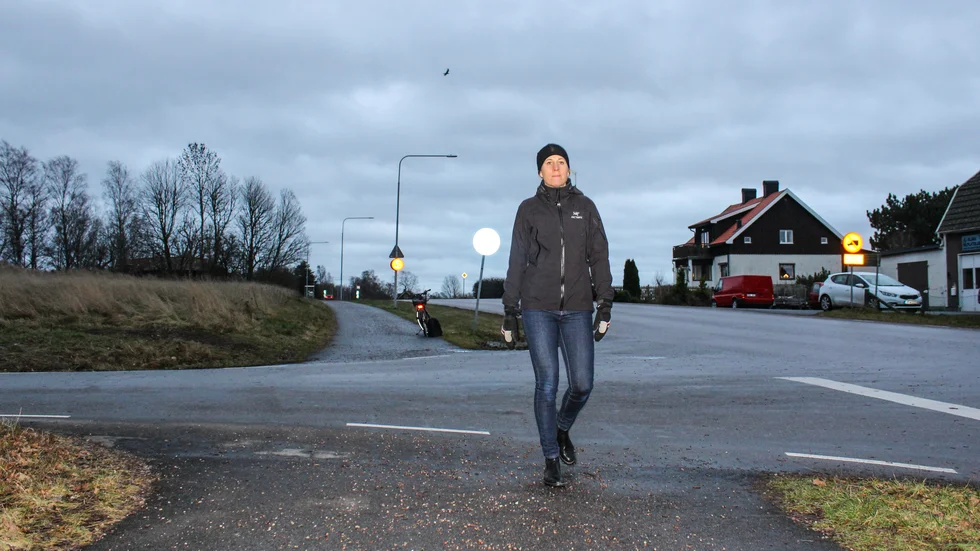 Slakabon Magdalena Hjertstedt har just gått över vägen E 708 där hon i ett Linköpingsförslag önskar ett markerat övergångsställe