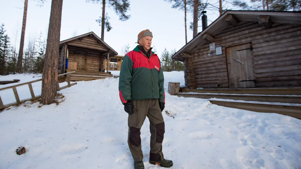 Kjell Sundling tycker det är sorgligt att den fina rastplatsen vid Långforsen norr om Niemisel nu har utsatts för bland annat fönsterkrossning. 