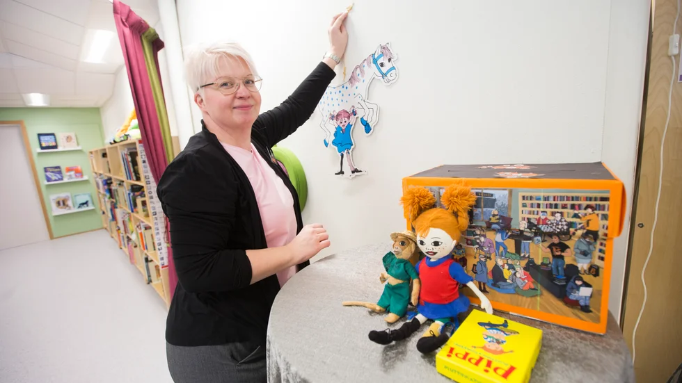 Katarina Gulliksson konstaterar att  väggmodellen av Pippi nog behöver fräaschas till. "Vi får nog måla på lite", säger bibliotekarien.