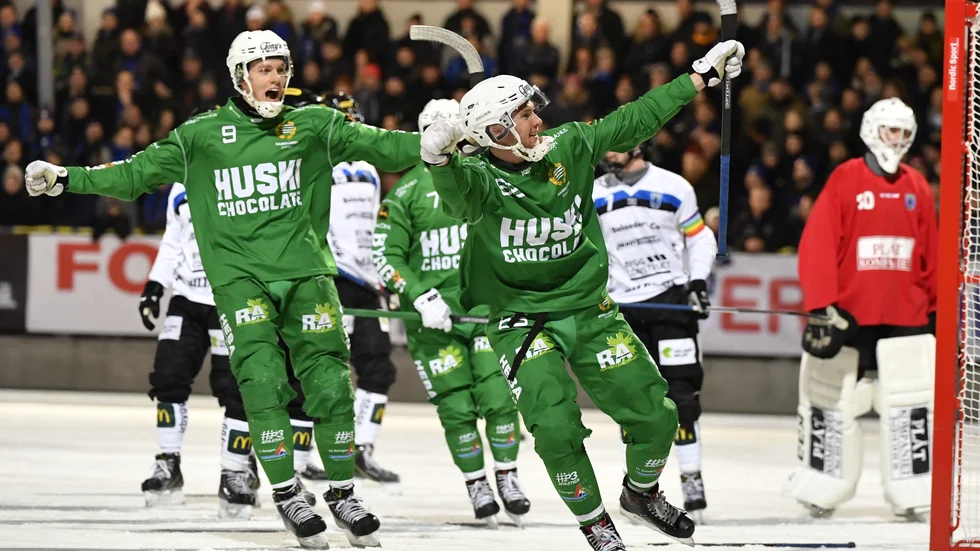 Hammarbys David Thoren, fostrad i Sirius, jublar efter sitt 4-0-mål mot Sirius på Zinkensdamm. T h deppar Siriusmålvakten Erik Persson. Hammarbyspelaren t v är David Jansson.