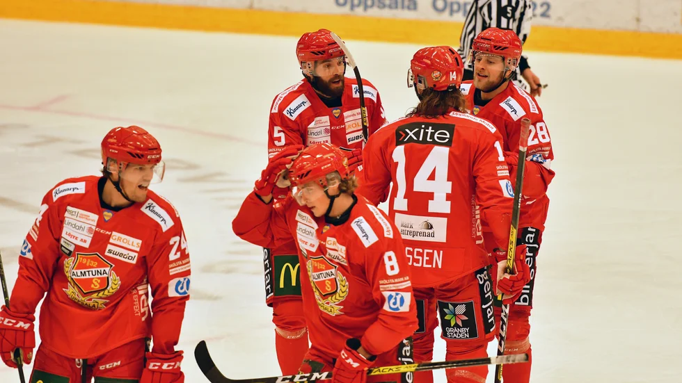 Blir Almtunas försvarsrese kvar? Här syns Per Svensson med sitt stora skägg under en Ais-match den här säsongen.