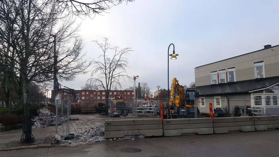 Ledningsarbeten och en uppfräschning gör att Fredners torg i centrala Tierp kommer att hållas stängt i ett drygt år.  