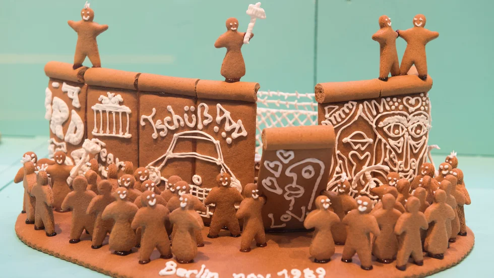 Berlinmuren i form av pepparkaka rivs  i en tävling 2017 där 102 pepparkakshus tävlade på Arkitektur- och designcentrum i Stockholm. 