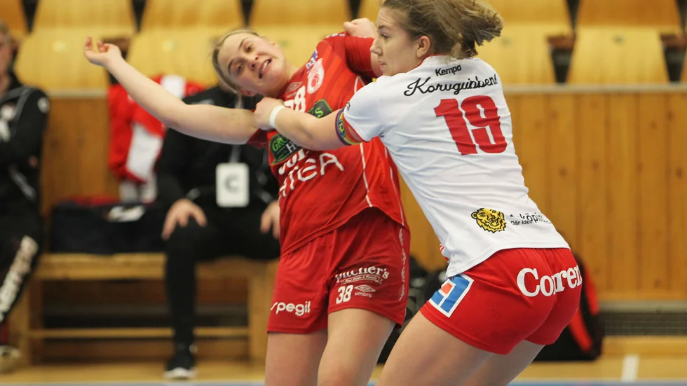 Alice Hägg i tuff duell med en Skövdespelare.