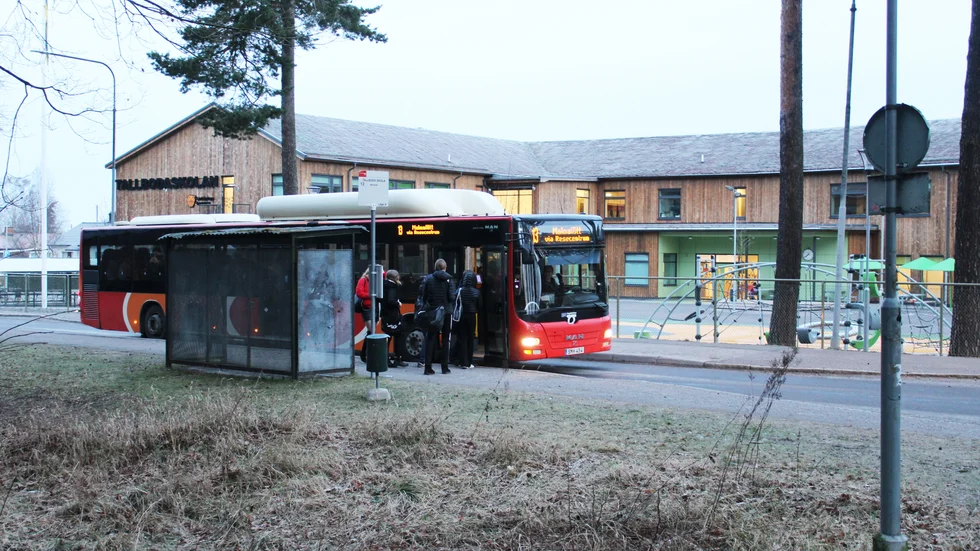 Busshållplatsen vid Tallbodaskolan kommer att försvinna, men inte förrän nästa år.