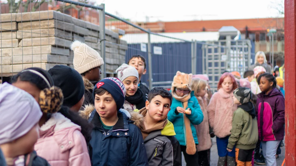 Den nya rastboden verkar vara populär bland de många eleverna som köade till lånedisken.