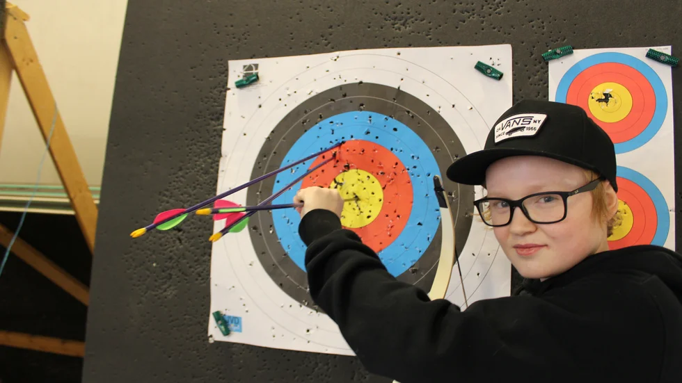 "Det är relativt enkelt", säger 13-årige David Jonsson och skiner upp varje gång pilen träffar tavlans mitt.