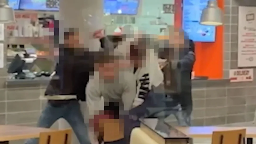 Efter att polisen gått ut med övervakningsbilder har tre män kunnat identifieras. En av dem är anhållen i sin utevaro.