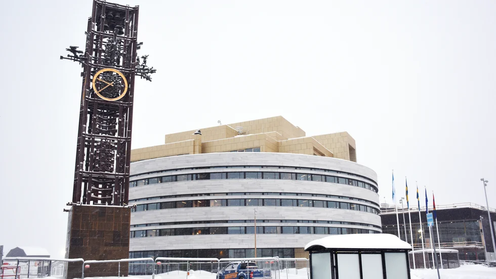 Kommunledningen gjorde ett eget uttalande om hot och hat, utan att nämna samer. Det ville oppositionen ändra på och skrev ett nytt uttalande, men fyra partier i fullmäktige skrev inte under. 