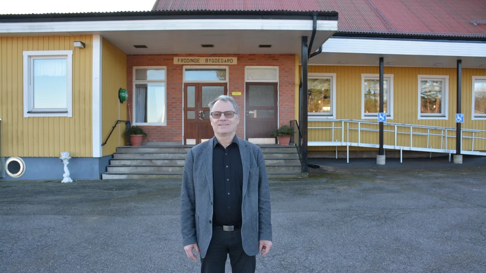 Bertil Carlsson i Frödinge Bygdegårdsförening framför norra Kalmar läns största bygdegård. "Vi har lokalen, då ska den också fyllas med verksamhet".