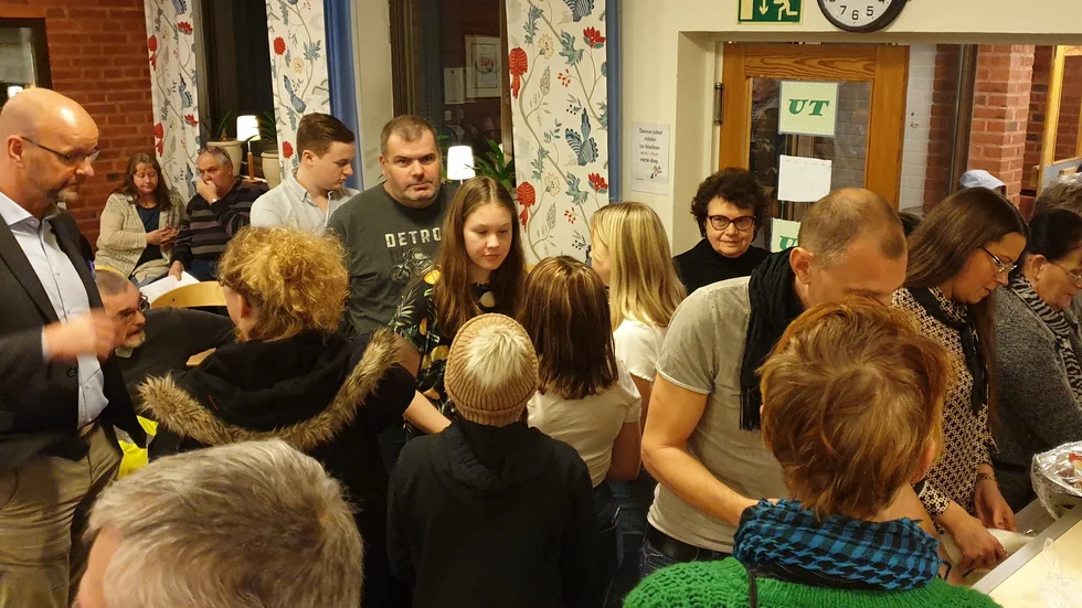Massor med åhörare på fullmäktiges senaste sammanträde i Lysingskolan. Kulturskoleleverna passade på att prata med sina politiker.