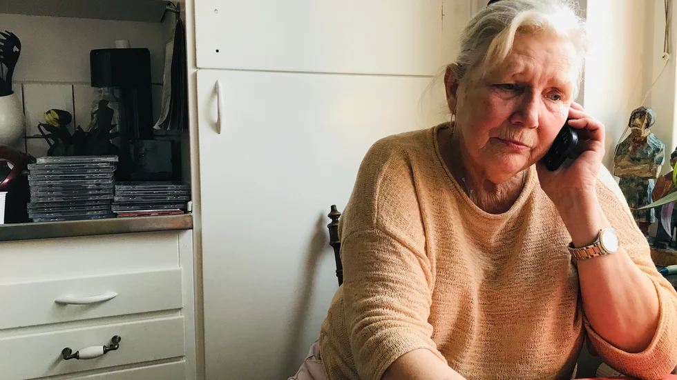 När Eva Sahl Hurtsén 74 år befann sig vid bankomaten i lördags blev hon rånad. Rånarna hotade att sparka ihjäl Evas hund om de inte fick hennes pengar. Hela kontot tömdes.