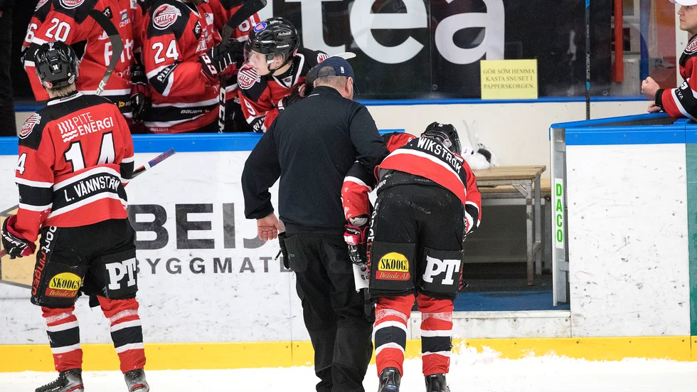 Pontus Wikström fick ledas av isen under den tredje perioden mot Kiruna IF.