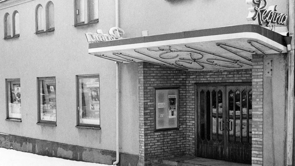 Entrén till biografen, komplett med neonskyltar och fönster för filmaffischer.