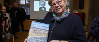 Bil körde in i mitträcket på E20