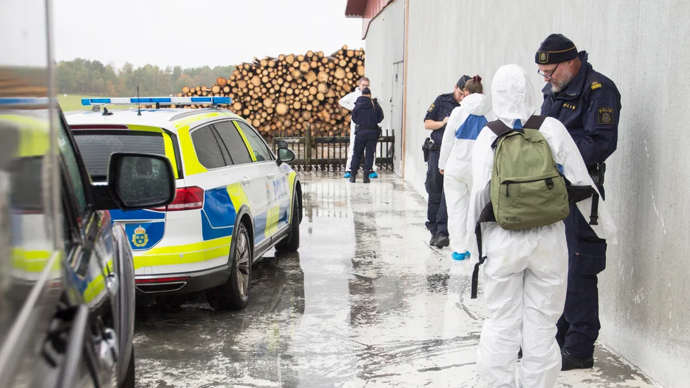 Polisen identifierade aktivisterna, innan de släpptes iväg. 