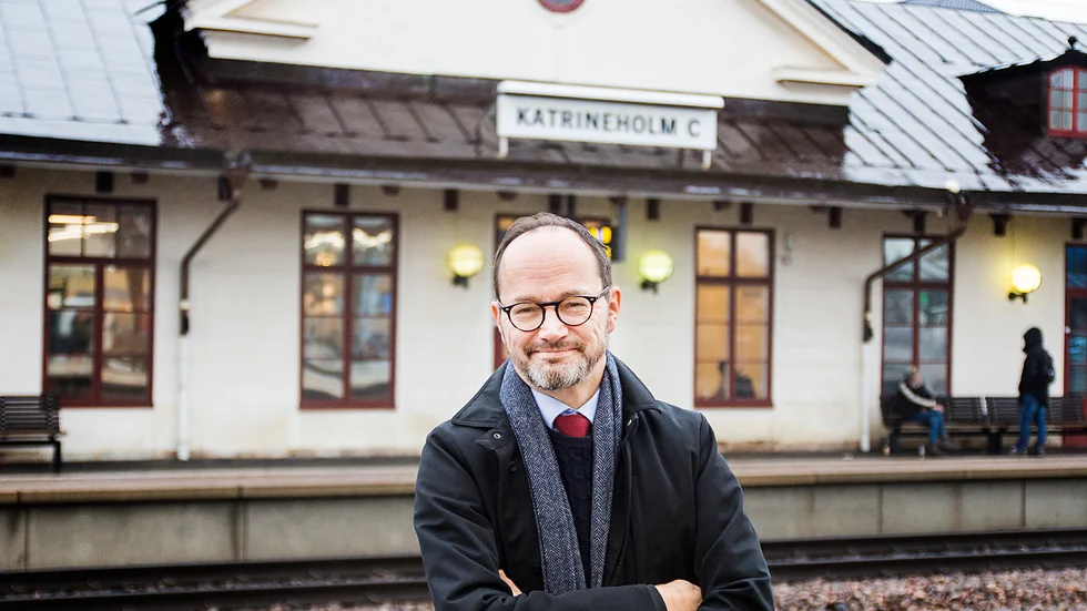 Infrastrukturminister Tomas Eneroth klev av rekordtåget i Katrineholm.