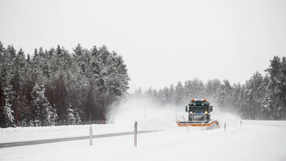 Snöröjningen måste bli bättre i byarna, anser skribenten.