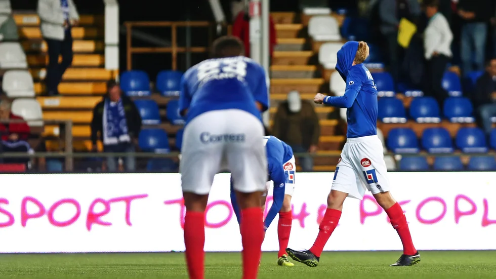 Joakim Gustavsson och en grupp medelålders supportar  menar att Åtvidabergs FF måste vara mer kritiska när det gäller gåvobreven från Göran E Karlsson. 