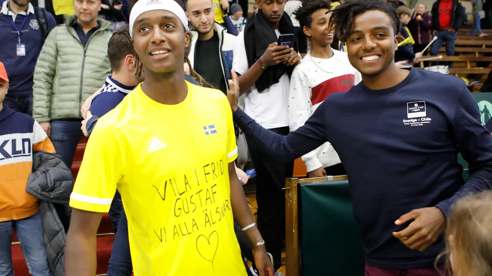Mikael Ymer, till vänster, förlorade uppvisningsmatchen mot storebror Elias i Kungliga tennishallen. Arkivbild.