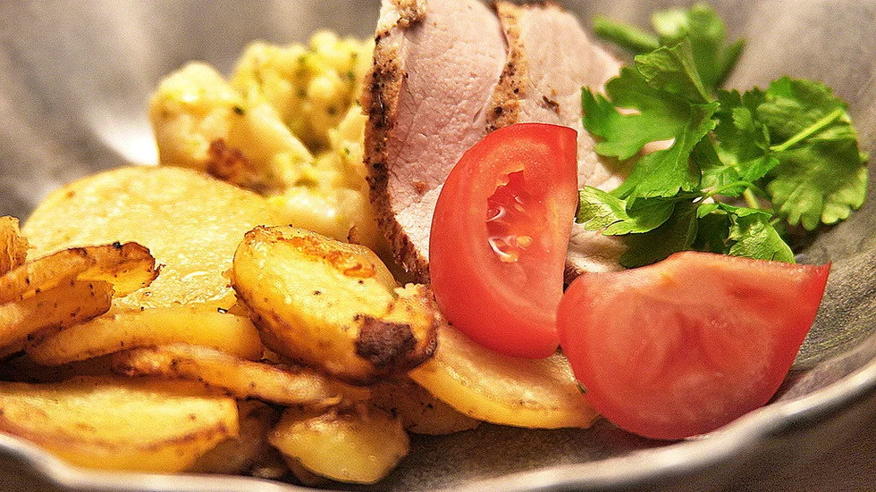 Mörad fläskytterfilé steks med fördel hel i gryta och bjuds med råstekt potatis.