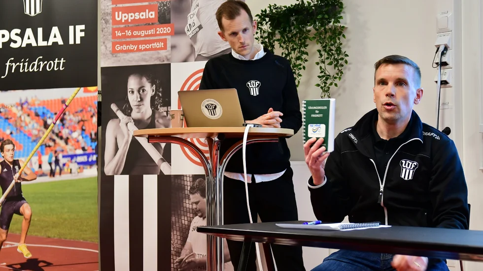 Per Måwe, general för friidrotts-SM i Uppsala, har koll på vilka regler som gäller för SM-tävlingarna. Dessutom kan han ju titta i den utförliga regelboken. Bakom honom syns tränaren Rickard Andersson.