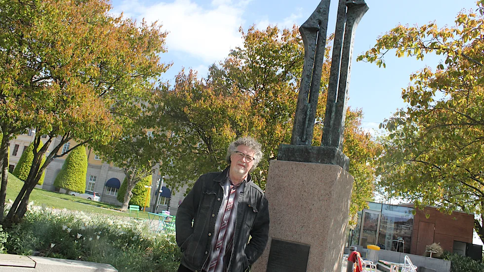 Här ser vi Bo Olls vid sitt Estoniamonument i Norrköping. Konstnären Åke Bjurhamn önskar att Bo Olls ska få ett uppdrag att göra ett äreminne av Berit Malmqvist.