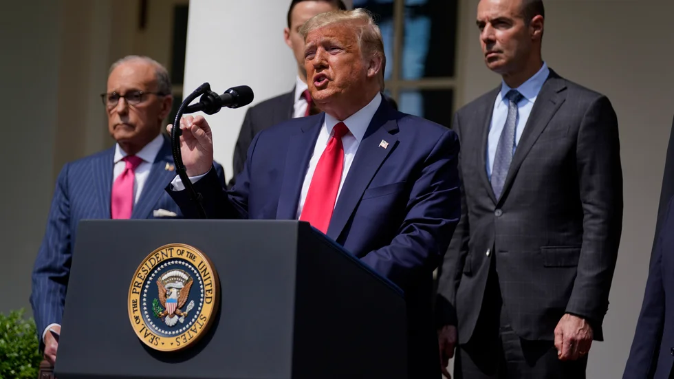 Donald Trump vid presskonferensen utanför Vita huset.