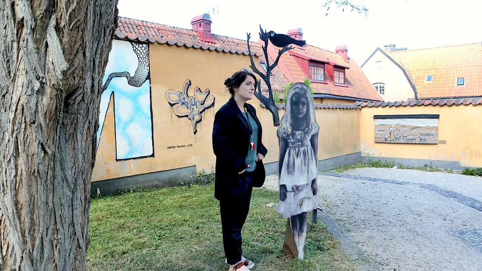 Jessica Lundebergs skulptur "Flickan och Fågeln" har fått en ny placering på Konstmuseets gård.