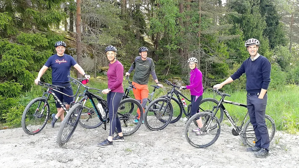 Sigtuna Sports Clubs styrelse: Ulf Höglin, styrelseledamot, Karin Olovsson, styrelsemedlem, Fredrik Jonson, ordförande, Åsa Orrö, sekreterare.
Kim Hultén, vd Sigtuna Stadsängar. 