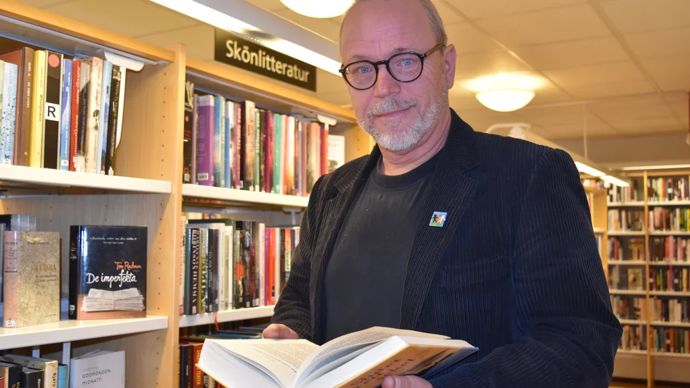 Bibliotekchef Thomas C Ericsson är glad över att kunna öka tillgängligheten vid filialerna i Storebro och Södra Vi.