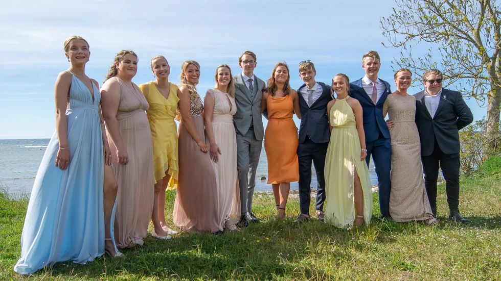 Avgångseleverna från hotell- och turismprogrammet plockade fram finklänningar och kostymer trots att balen var inställd.