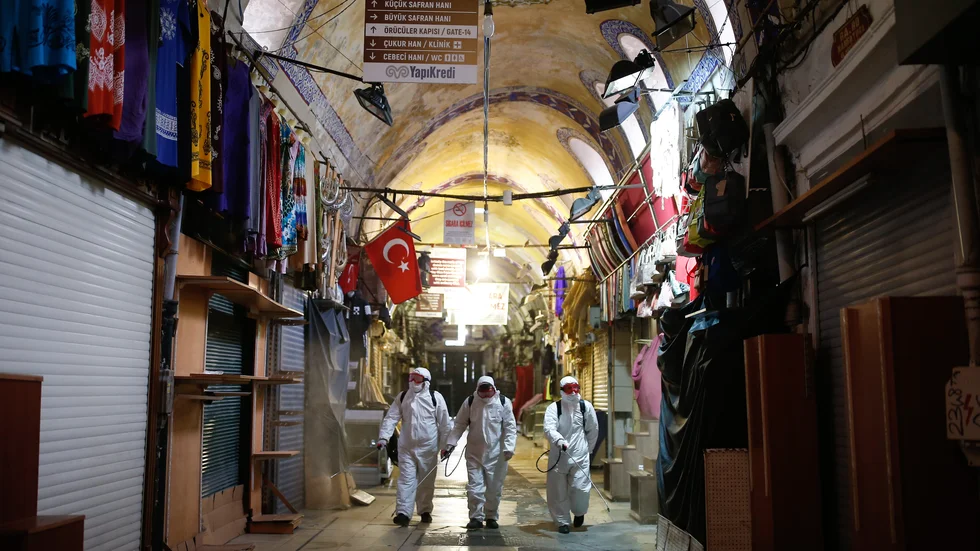 Stora basaren i Istanbul har legat öde i två månader. Här pågår desinficering i slutet av mars.