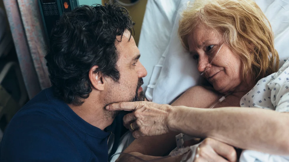 Mark Ruffalo spelar tvillingbröderna Dominick och Thomas Birdsey och Melissa Leo deras mor i den tunga, vackra och oavbrutet fängslande HBO-serien "I know this much is true". 