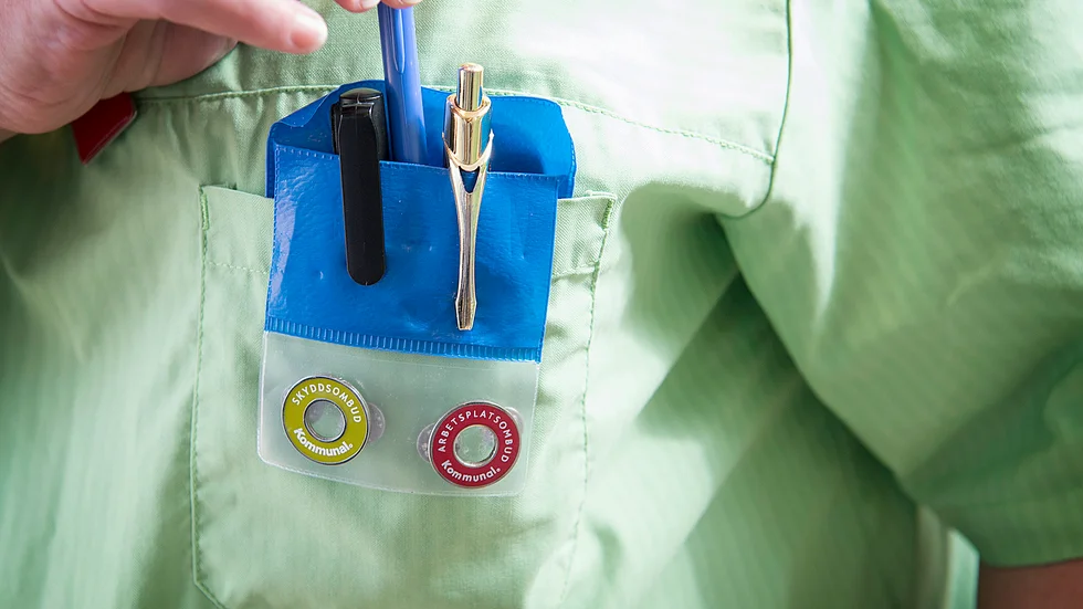 För att kunna upprätthålla en god hygienrutin krävs arbetskläder, menar insändarskribenten. 
