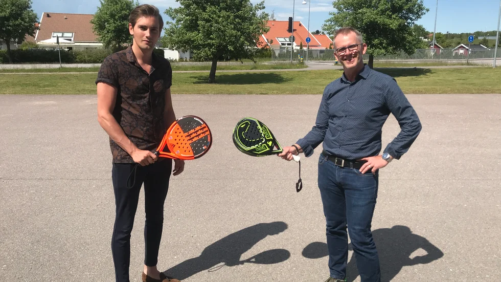 Kasper Jareblad och Torbjörn Persson från Motala tennisklubbs styrelse njuter av att äntligen ha fått till padelbanorna. Här ska de ligga, i nord-sydlig riktning bredvid Motala tennishall i Varamon. Banorna byggs i tyst material, limträ.