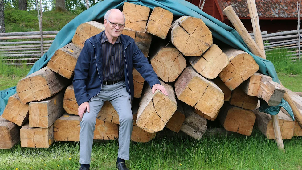 Det finns en jättehög kvar sedan Hembygdsgillet och församlingen valt ut sina bitar. Tanken är nu att gamla stockar ska omsättas i nya pengar, berättar Göte Eklund.