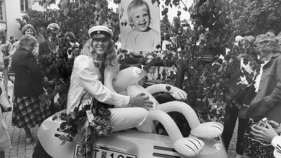 Maria Thunell kramade om både Rosa Pantern och sina blomsterkvasttar när hon fick skjuts i en tjusig beach bugge. 12 juni 1983.