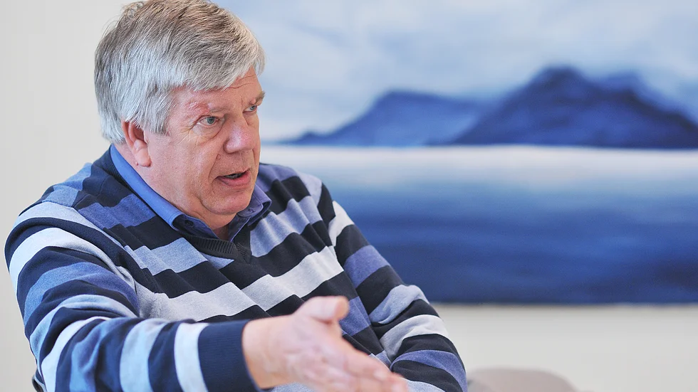 Leif Lindström (S) har ännu inte avgått som ledamot i varuförsörjningsnämnden. Monica Johansson (S), regionstyrelsens ordförande, tycker att han ska fundera i "lugn och ro" över hur han vill göra.