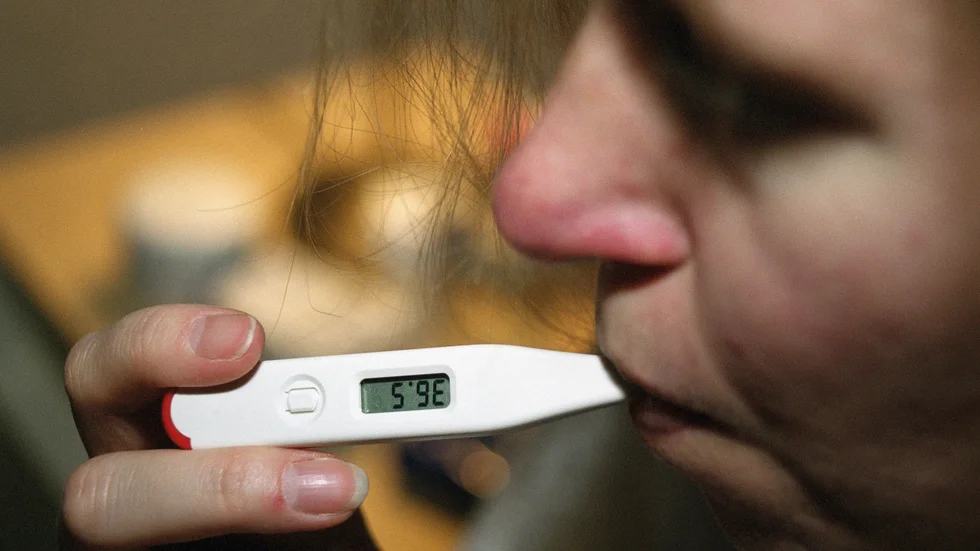 Inför temperaturmätning för färjeresenärer.