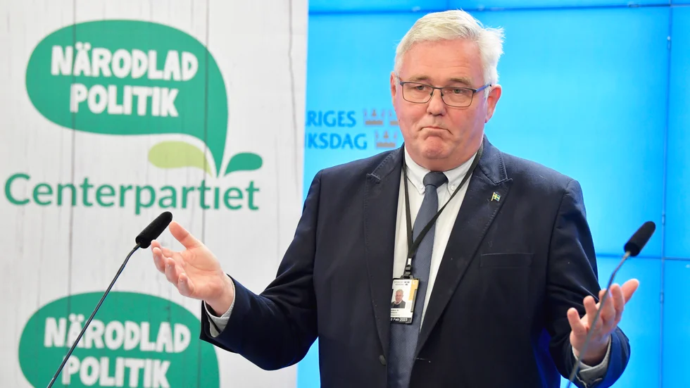 Punkten om moderniserad arbetsrätt i avtalet med regeringen gäller. Även om facken mullrar. "Det här är en viktig del för oss i januariavtalet som vi aldrig släpper", sade Centerpartiets Anders W Jonsson till SVT Agenda. 